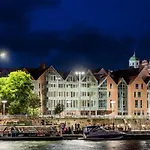 Space Old Town - River View Daire